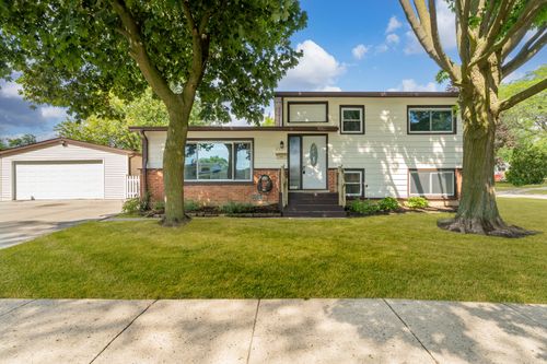 2001 Devonshire Rd, Waukegan, IL, 60087-2136 | Card Image