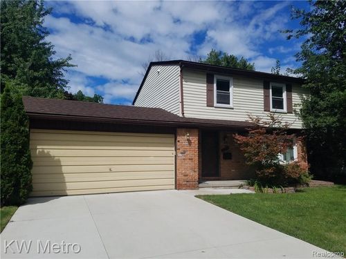311 Woodlawn Ave, Royal Oak, MI, 48073-2614 | Card Image