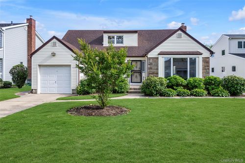 114 Patton Blvd, New Hyde Park, NY, 11040-1730 | Card Image