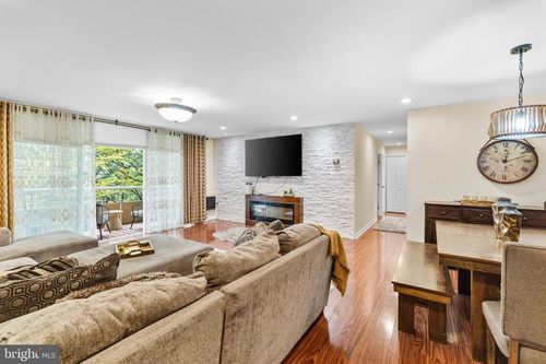 326s-100 West Ave, JENKINTOWN, PA, 19046-2625 | Card Image