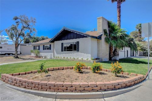 819 Bracken Ave, Las Vegas, NV, 89104-1645 | Card Image