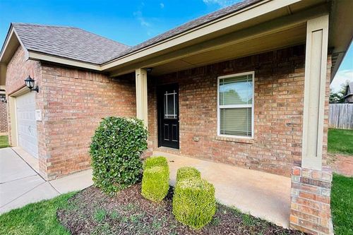 621 Christian Ln, Yukon, OK, 73099-9526 | Card Image
