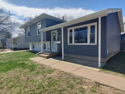 3302 Greenbrier Dr, Bettendorf, IA, 52722-2524 | Card Image