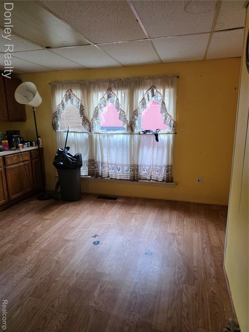 112 Alexander St, Caro, MI, 48723-1903 | Card Image