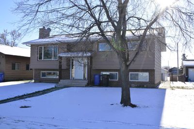 5409 47 Ave, House detached with 5 bedrooms, 2 bathrooms and 2 parking in Grimshaw AB | Image 1