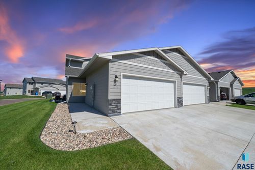 2800 S Julia Pl Place, Sioux Falls, SD, 57106-8544 | Card Image