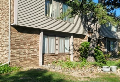 1048 Grenoble Ln, Lansing, MI, 48917-4820 | Card Image