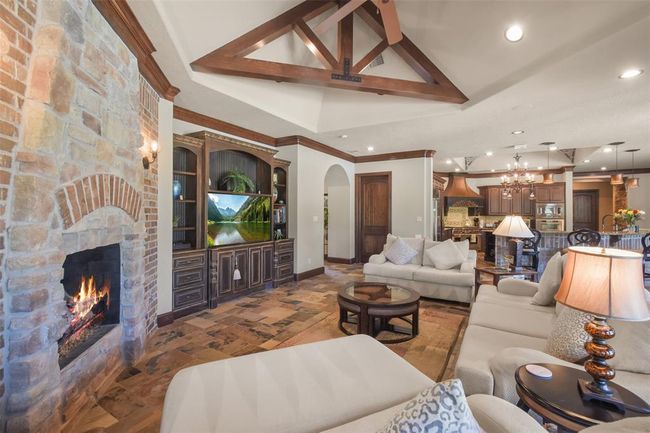 Open concept with living room and kitchen | Image 20