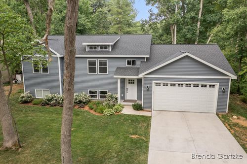 8571 Cochise Dr, Howard City, MI, 49329-9142 | Card Image