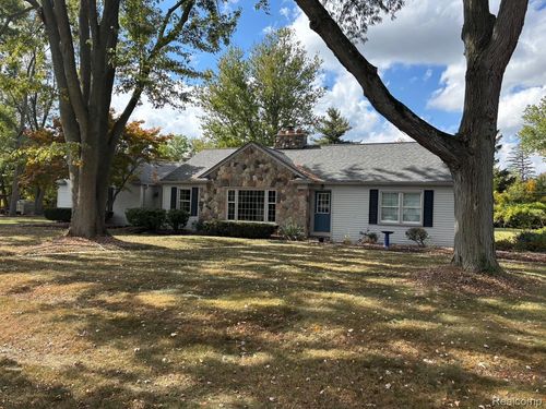 23607 Longacre St, Farmington, MI, 48335-3323 | Card Image