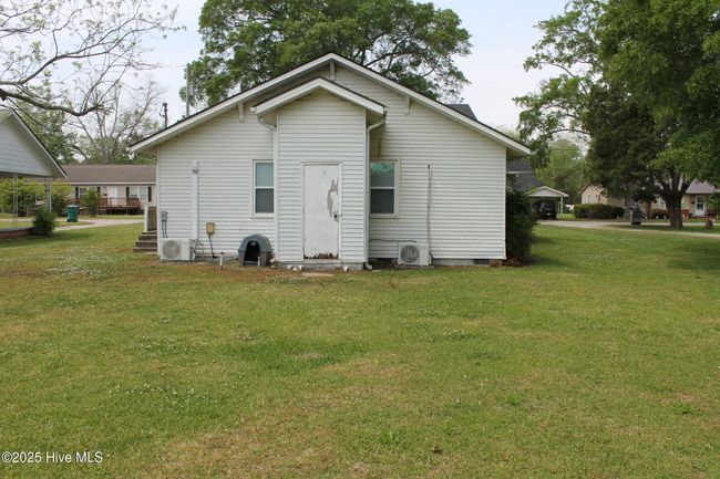 229 S Wilson St, House other with 3 bedrooms, 1 bathrooms and null parking in Chadbourn NC | Image 4
