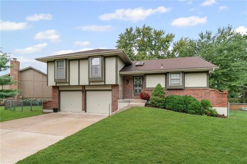 510 Se Greenridge Dr, Lees Summit, MO, 64063-6112 | Card Image