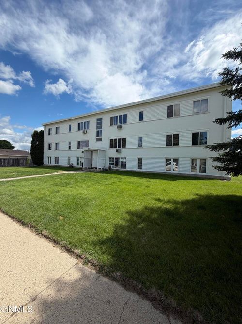 811 15th Street W, Williston, ND, 58801 | Card Image