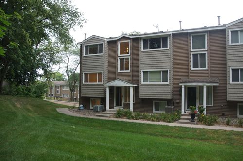 330 Pondridge Cir, Wayzata, MN, 55391-1373 | Card Image