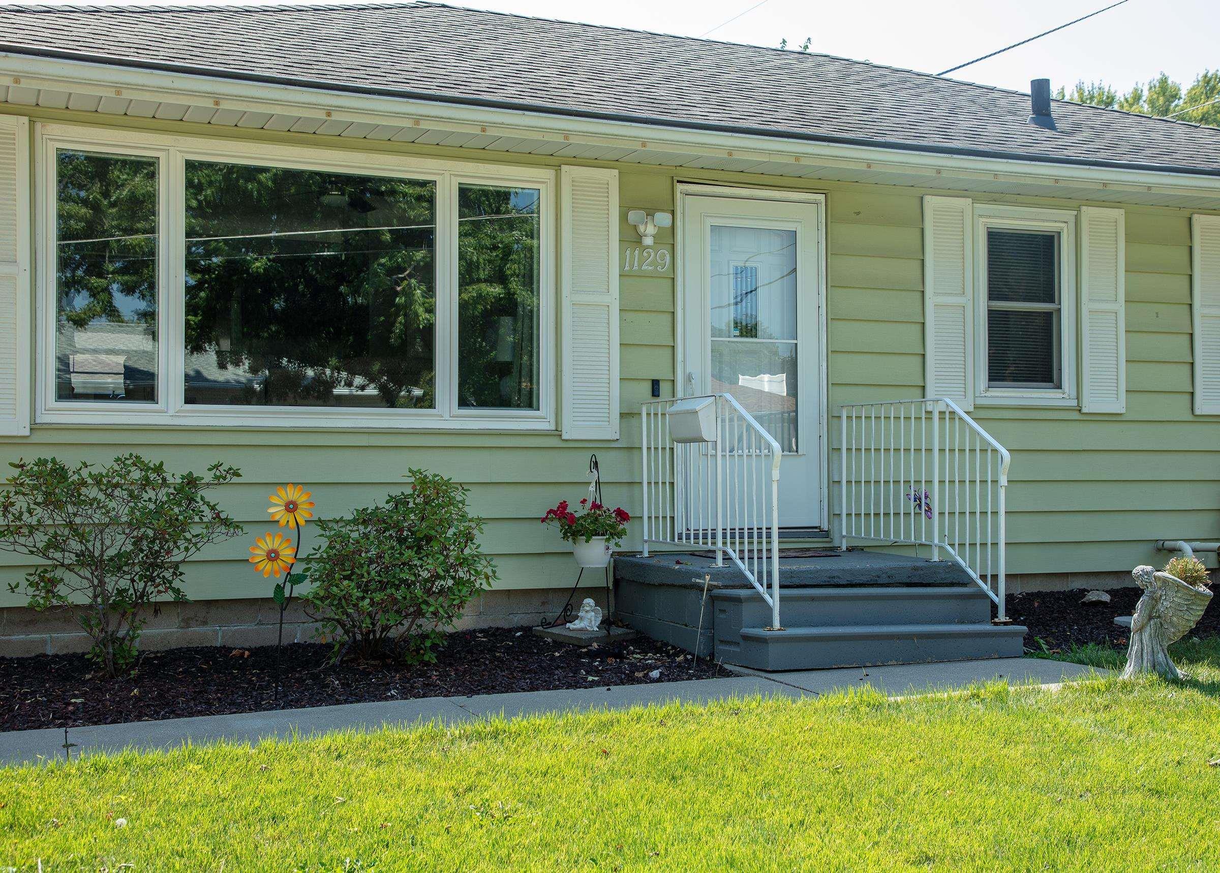 Maxine Ave, Waterloo, IA 50701