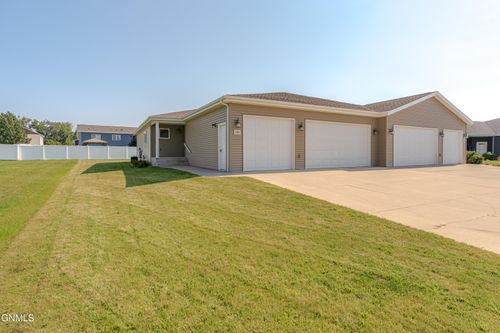 235 Irvine Loop, Bismarck, ND, 58504-3093 | Card Image