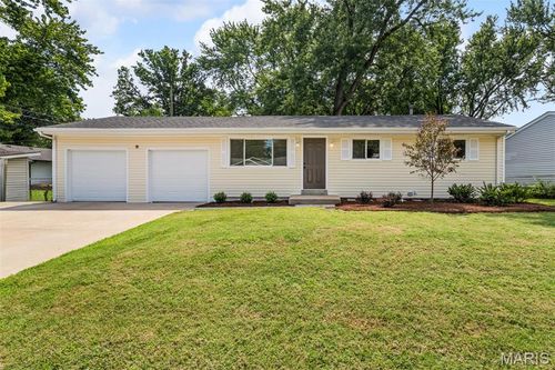 11482 Essex Ave, Maryland Heights, MO, 63043-1853 | Card Image