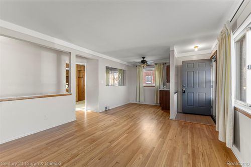 32713 Cambridge St, Garden City, MI, 48135-1671 | Card Image