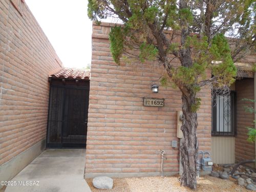 1692 W Dalehaven Cir, Tucson, AZ, 85704-0944 | Card Image