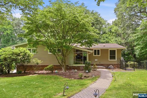 23 Cressfield Ct, Woodcliff Lake, NJ, 07677-8008 | Card Image