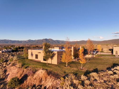 8 Golf Course Dr, Ranchos de Taos, NM, 87557-7914 | Card Image
