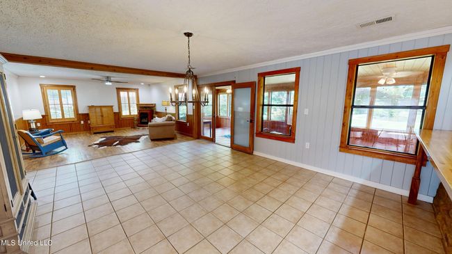 Large eating area | Image 39