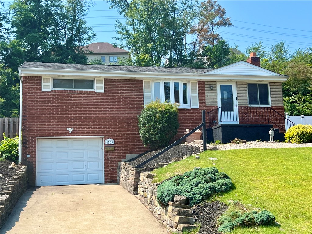 Mapledale Dr, Homestead, PA 15120