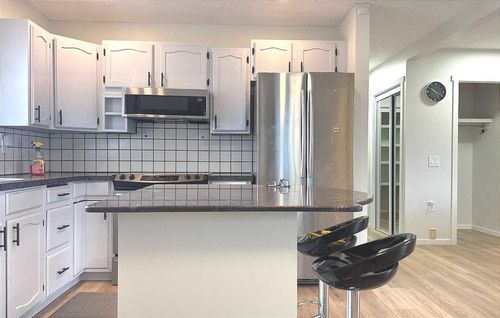 2715 41a Ave Se, Calgary, AB, T2B2M1 | Card Image