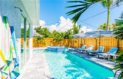 548 101st Ave N, NAPLES, FL, 34108-3201 | Card Image