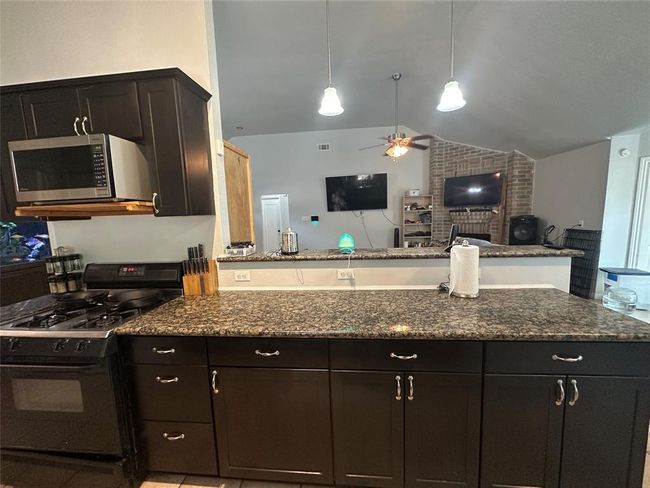 8730 Pines Place Dr, House other with 3 bedrooms, 2 bathrooms and 2 parking in Humble TX | Image 6