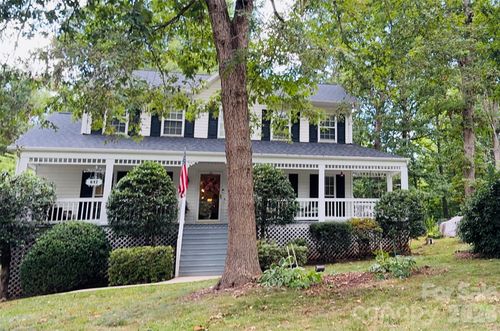 612 17th Avenue Dr Se, Hickory, NC, 28602-8325 | Card Image