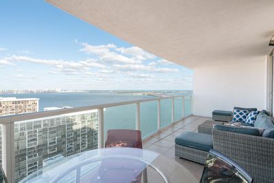 2803 - 2101 Brickell Ave, Condo with 1 bedrooms, 1 bathrooms and null parking in Miami FL | Image 2