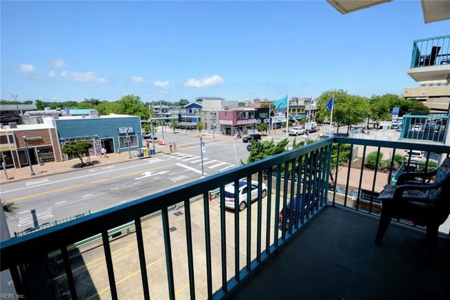 Balcony overlooking Atlantic Avenue | Image 22
