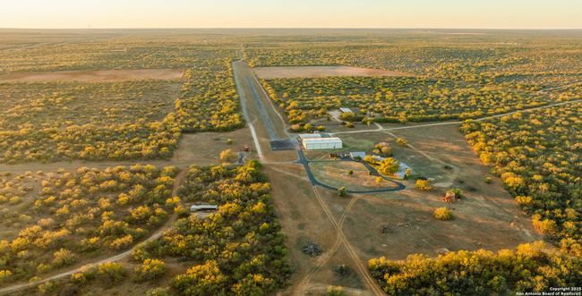 9239 Fm 133, Home with 7 bedrooms, 7 bathrooms and null parking in Cotulla TX | Image 6