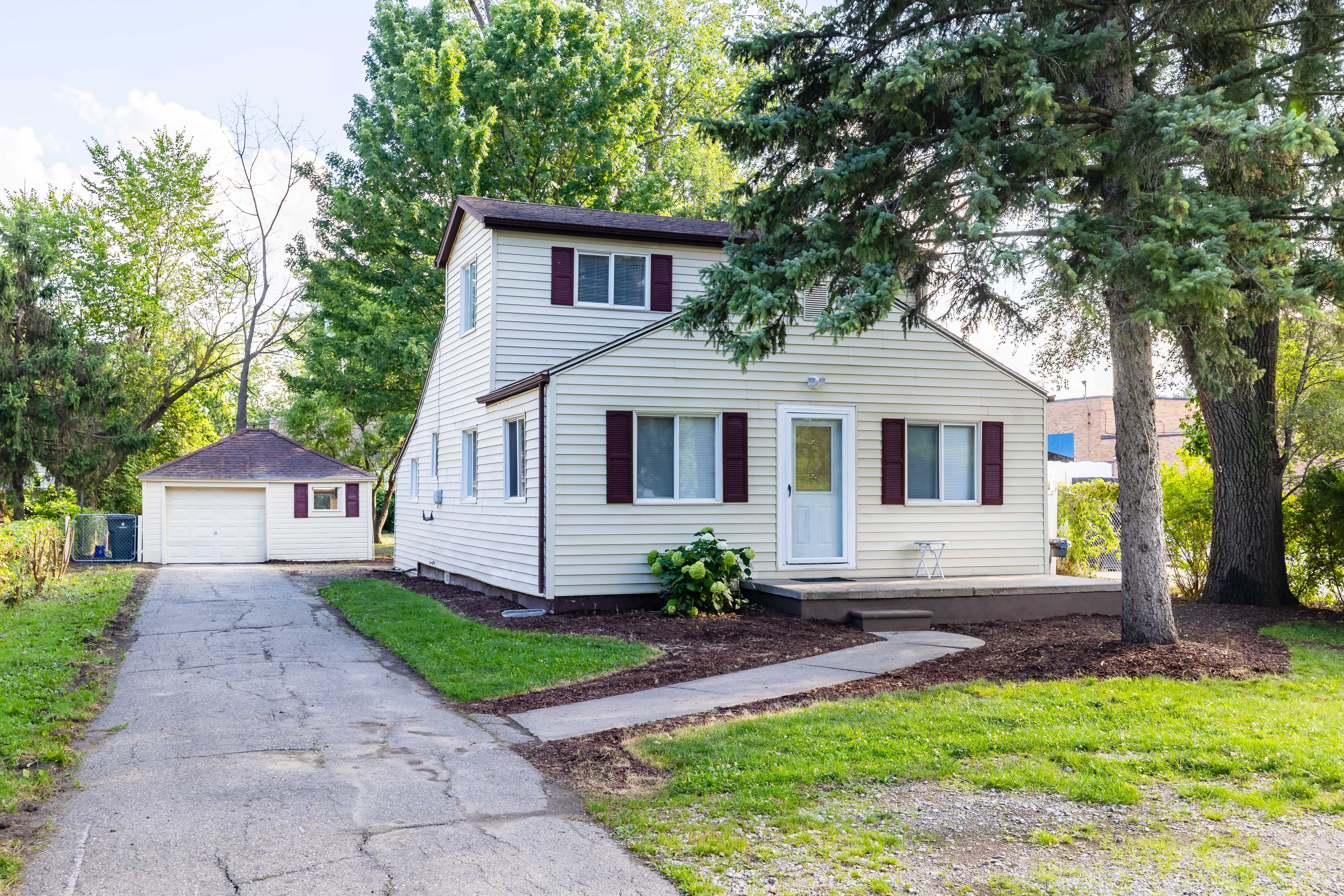 Maxine St, Saint Clair Shores, MI 48080