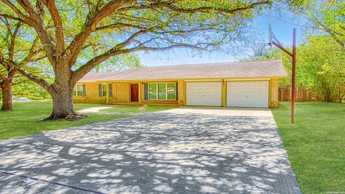 806 F St, Floresville, TX, 78114-2513 | Card Image