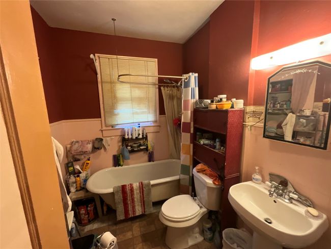 Bathroom with a tub and a shower with shower curtain | Image 10