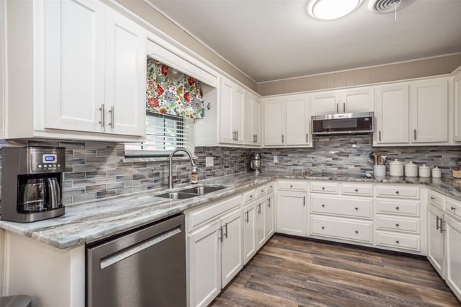 2002 Everglade Dr, House other with 3 bedrooms, 4 bathrooms and null parking in Gainesville TX | Image 4
