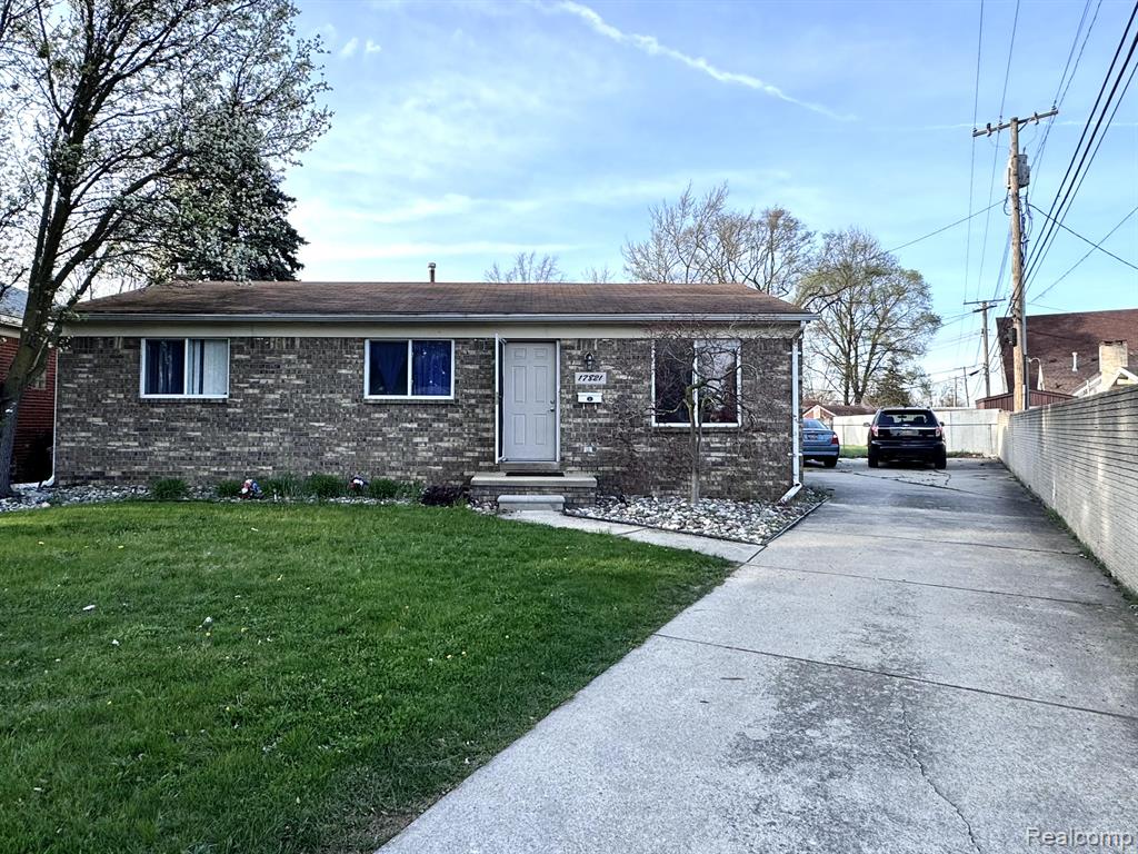 Veronica Ave, Eastpointe, MI 48021
