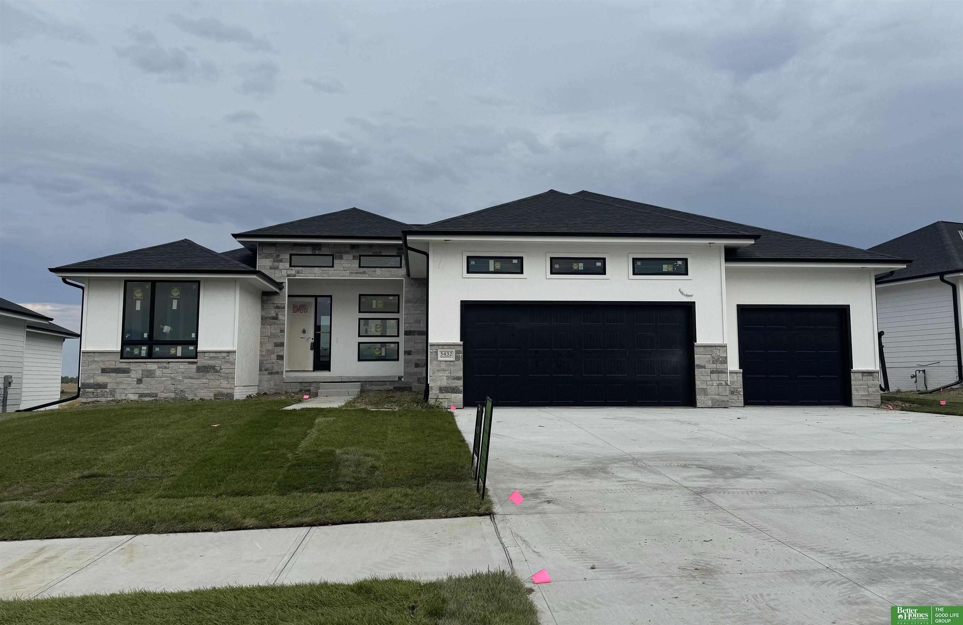 Kestrel Pkwy, Elkhorn, NE 68022