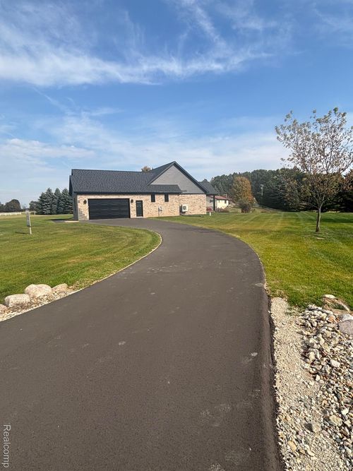 2039 Greater Oak Dr, Lapeer, MI, 48446-9346 | Card Image