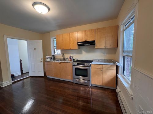 39 Avoca St, Newburgh, NY, 12550-5840 | Card Image