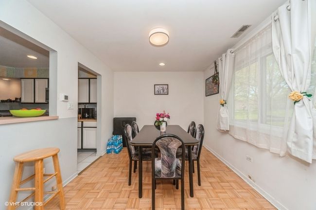 APT-101 - 1002 Castilian Ct, Condo with 2 bedrooms, 2 bathrooms and 1 parking in Glenview IL | Image 8
