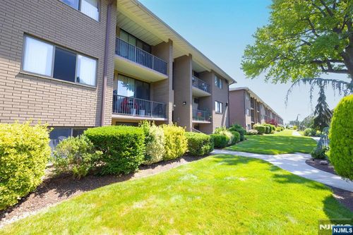 464 Liberty St, Little Ferry, NJ, 07643-1044 | Card Image