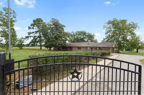 2255 Old Colony Line Rd, Lockhart, TX, 78644-4191 | Card Image