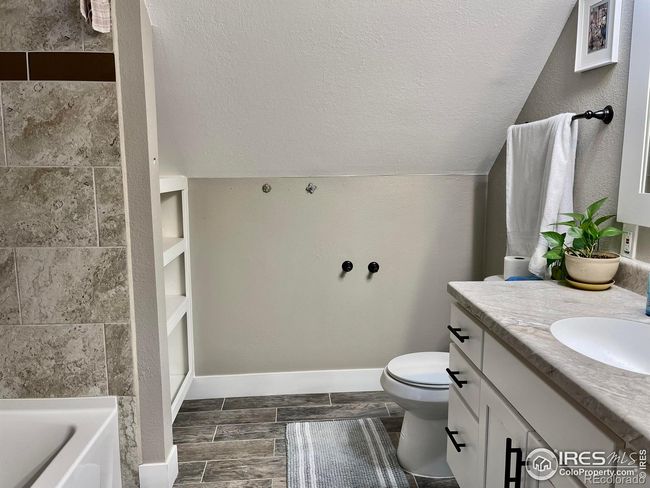 upstairs primary bath | Image 20