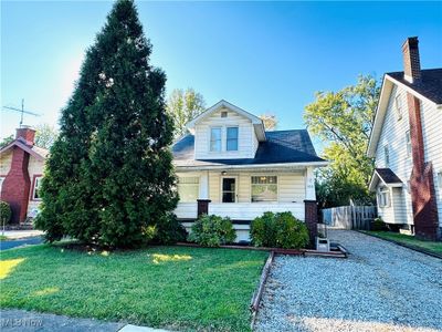 View of front facade featuring a front yard | Image 1