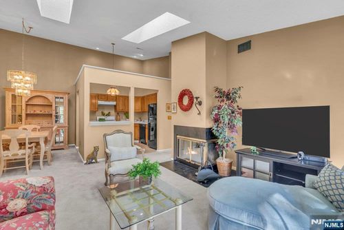 212 Larch Ln, Mahwah, NJ, 07430-2071 | Card Image