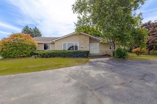 21295 W Winston Court, New Berlin, WI, 53146 | Card Image