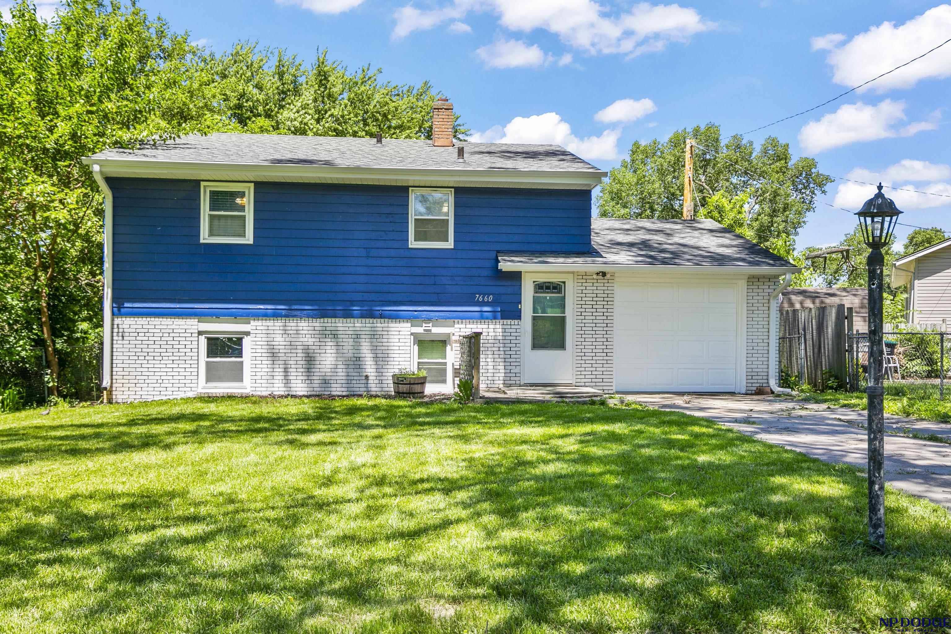 Davis Cir, Omaha, NE 68134